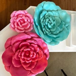 5 soft wall flowers ranging large to small.  Dark pink, light pink and turquoise